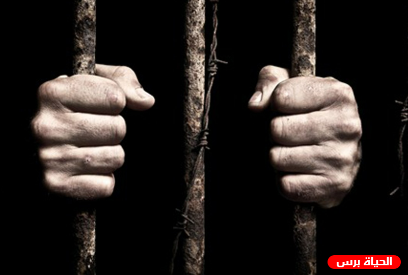 30 معتقلاً يواصلون إضرابهم المفتوح عن الطعام